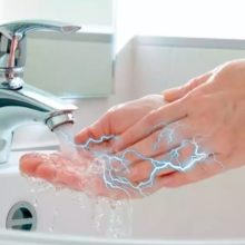 Почему вода из смесителя бьет током